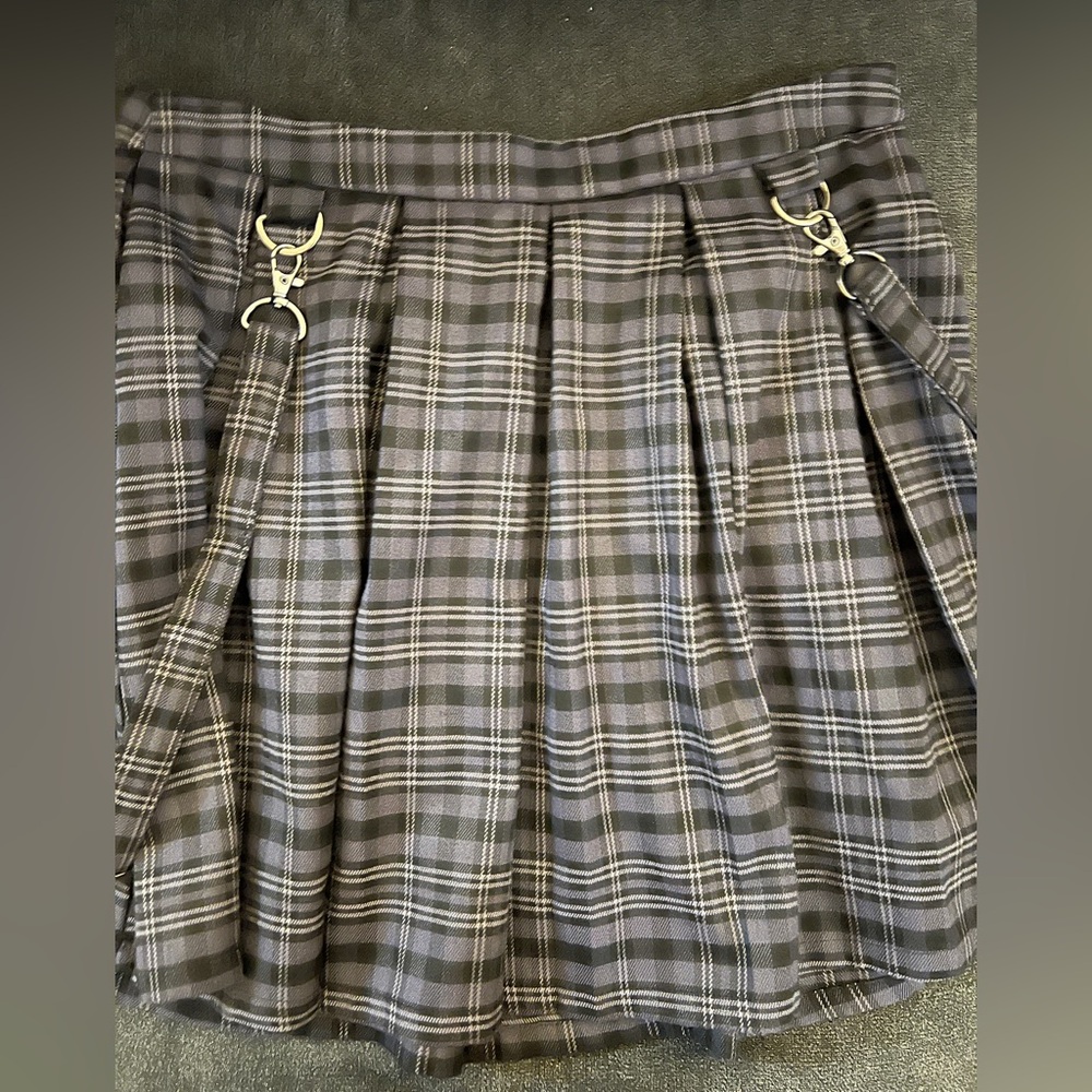 Pleated skirt with straps